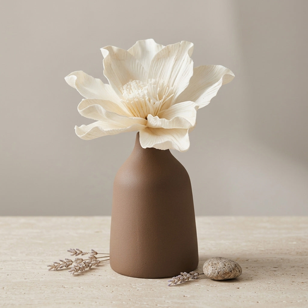 Duftdiffusor mit Blütendesign in brauner Vase