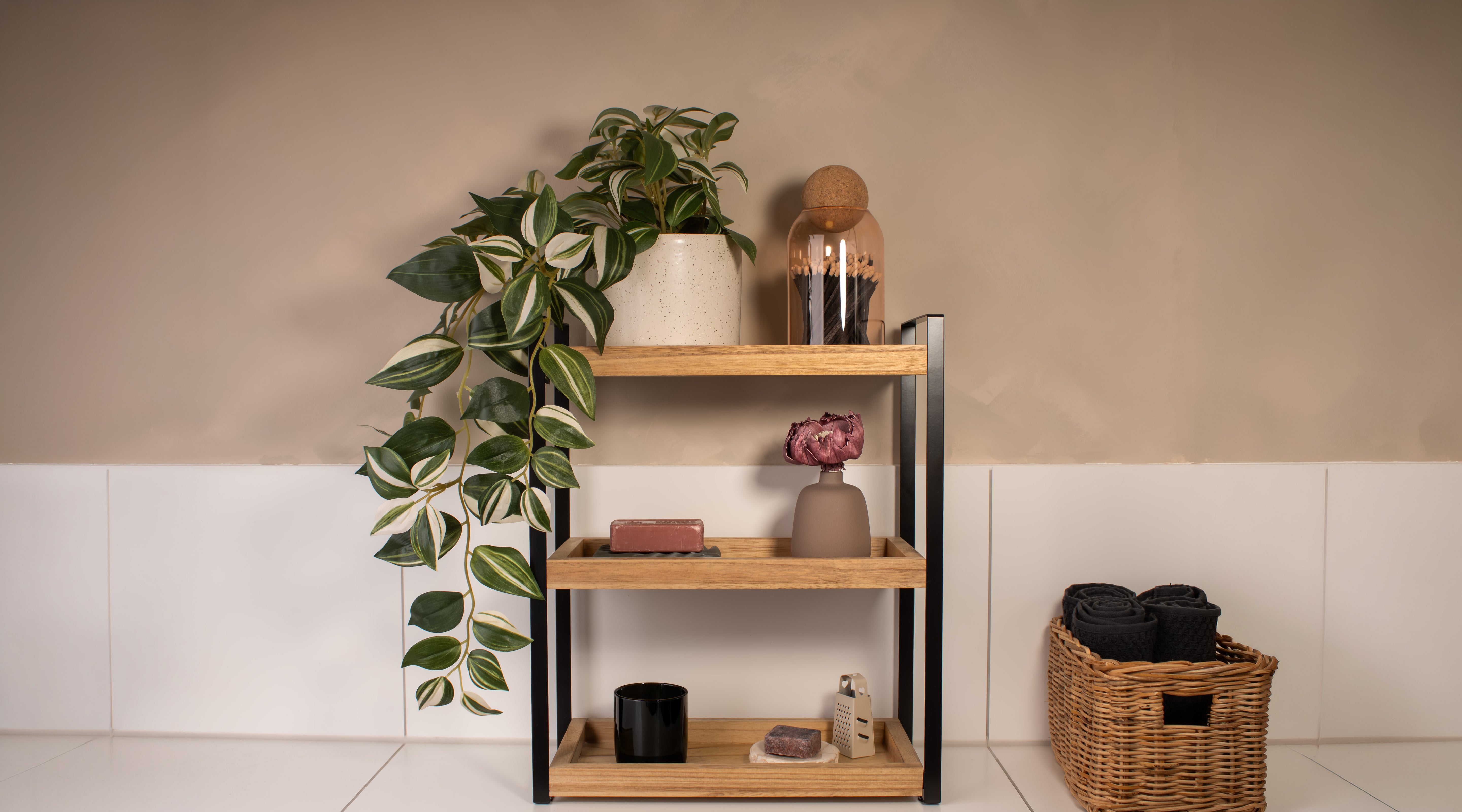Holzregal im Badezimmer mit Duftdiffusor, Streichholzglas, Seifen Duo, Duftkerze und Aromastein Set. 