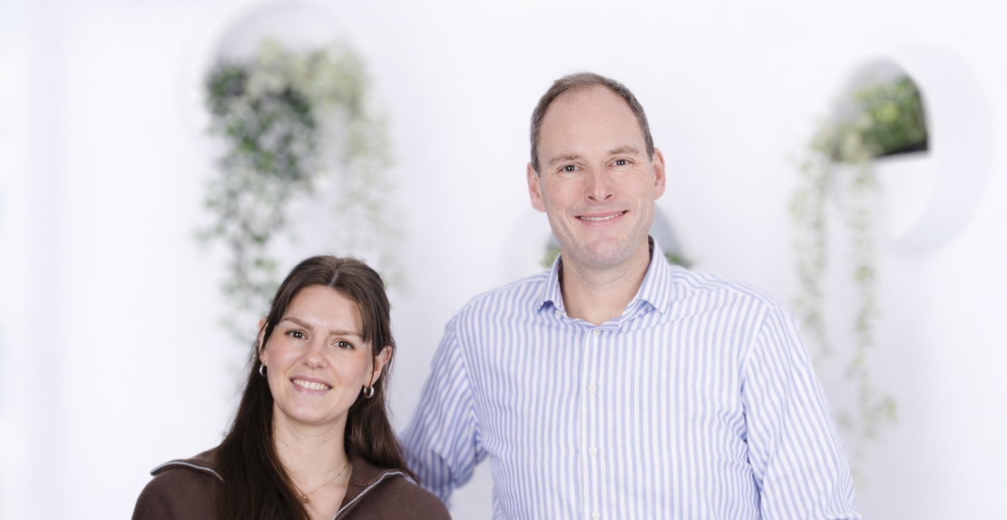Gründerteam des Unternehmens HEJLO - zwei Personen lächeln in hellem, Moderenen Studio