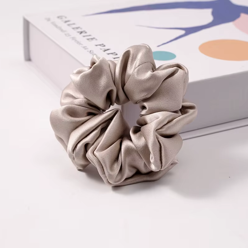 Scrunchie aus Seide in Vintage Mauve auf hellem Hintergrund