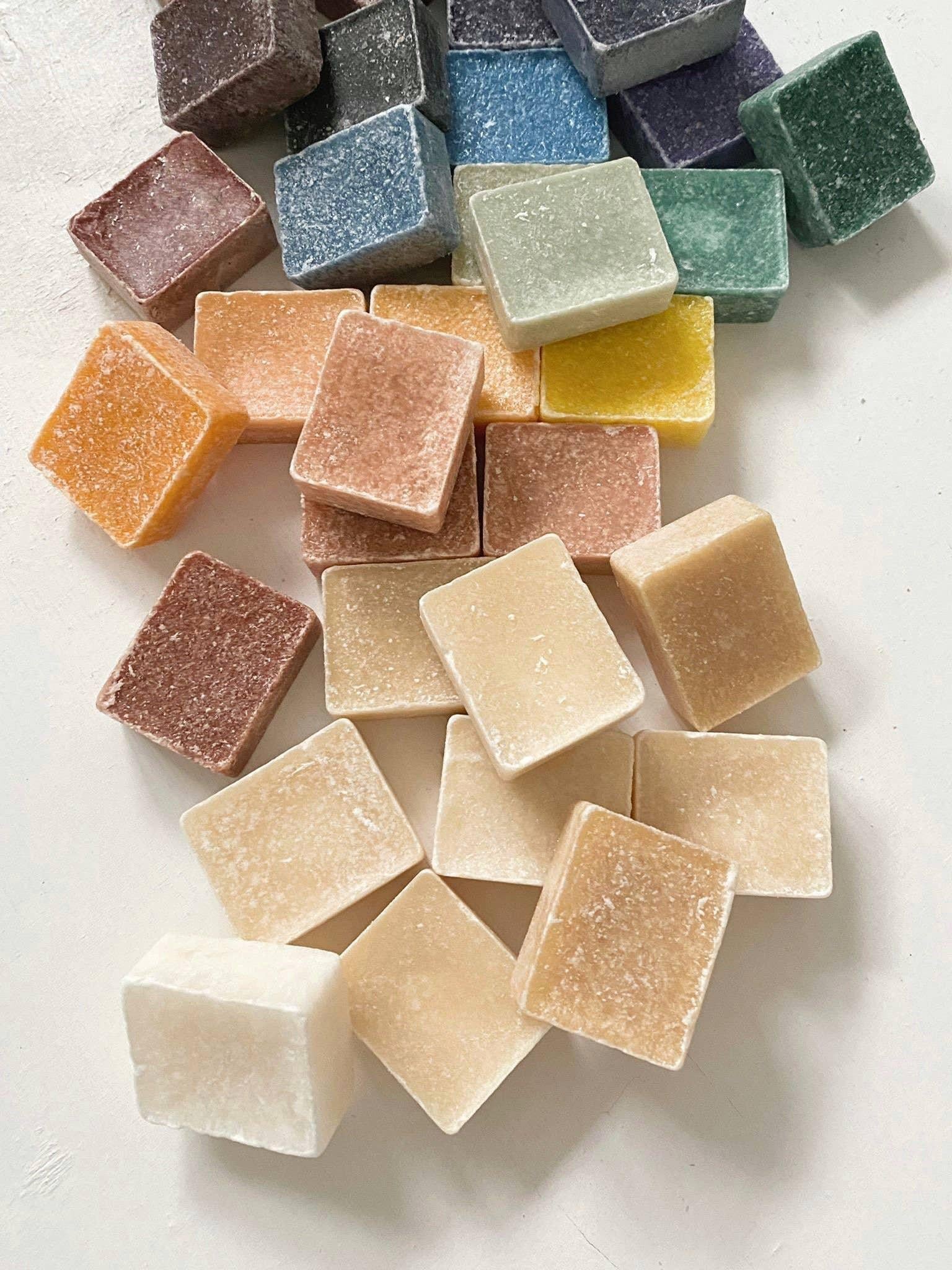 Viele Aromasteine in unterschiedlichen Sorten vor weißem 